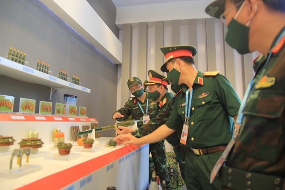 Weapons for typical troops and branches such as infantry guns, anti-tank guns, mortars; infantry ammunition, anti-tank ammunition, mortar shells and artillery shells; all kinds of optical devices to observe day and night ... are displayed at the exhibition.