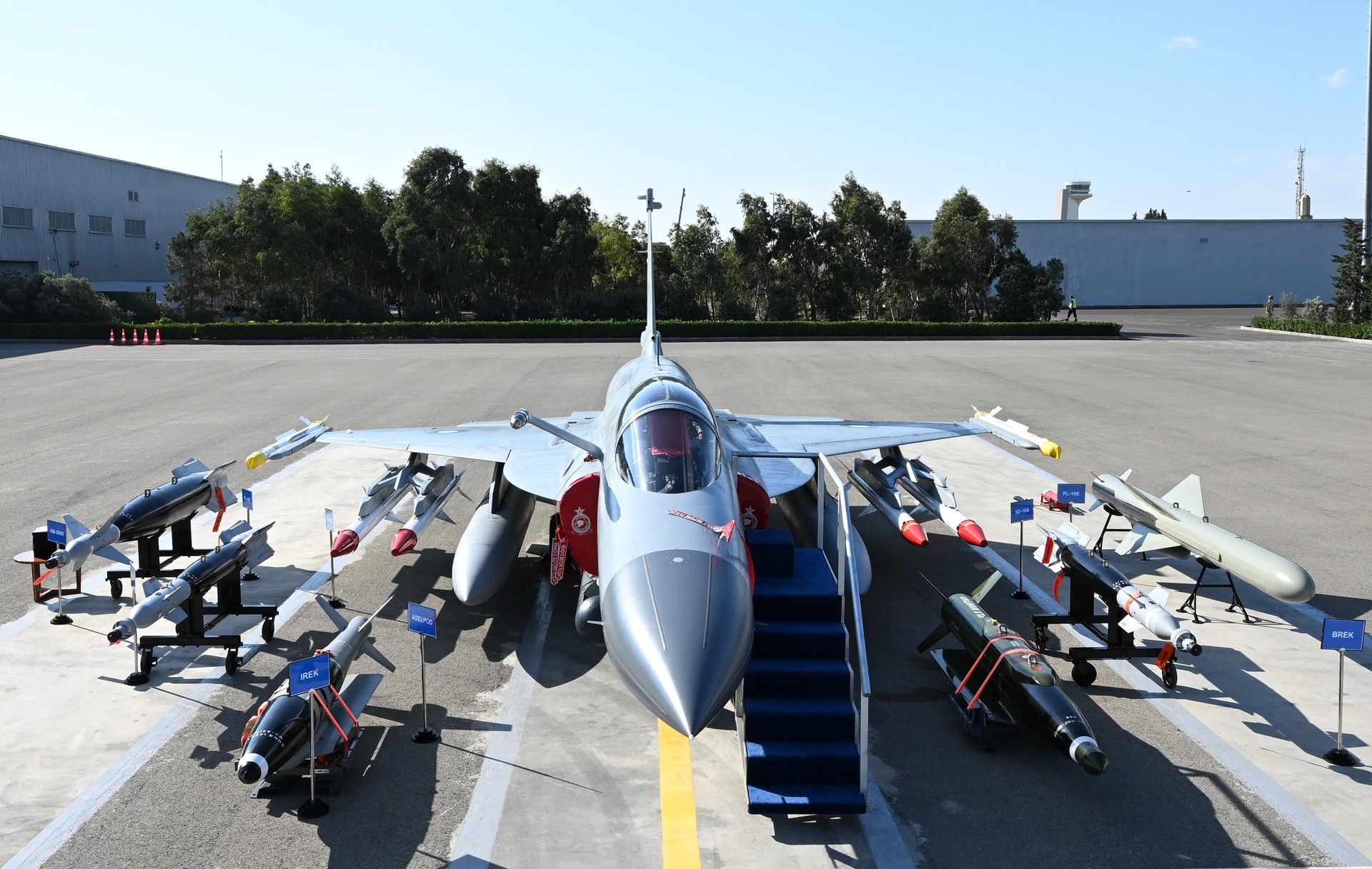 AA-20240925-35732354-35732348-AZERBAYCAN_PAKISTAN_VE_CININ_ORTAK_URETIMI_JF17C_SAVAS_UCAGI_ALDI.jpg