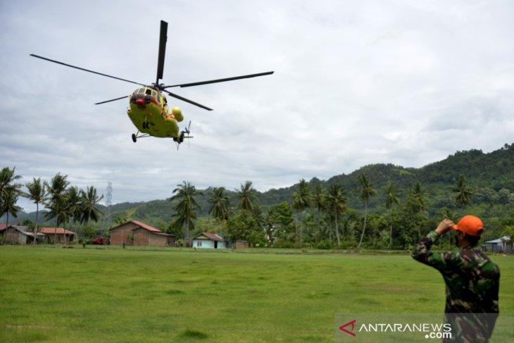 antarafoto-distribusi-bantuan-logistik-dengan-helikopter-200121-abhe-4.jpg