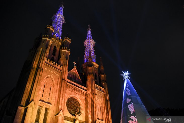 antarafoto-lampu-gereja-katedral-241220-hma-4.jpg