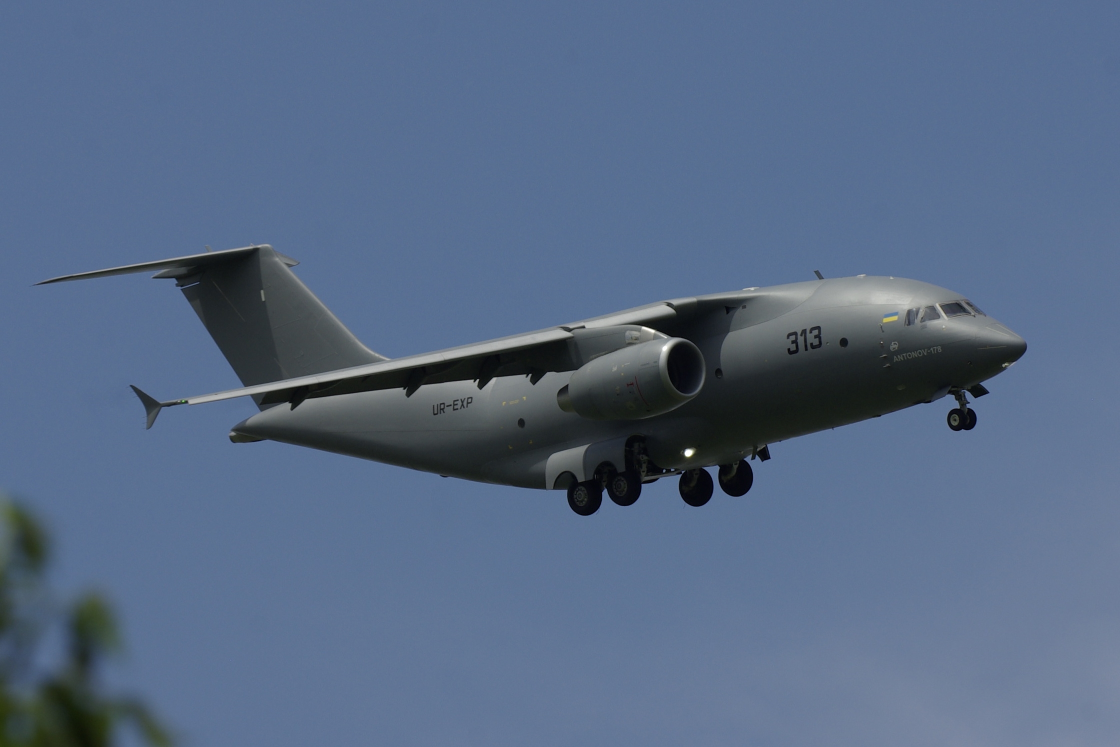 Antonow_An-178_(UR-EXP)_2016-06-02_Andre_Gerwing_Collection_ID_002365.jpg