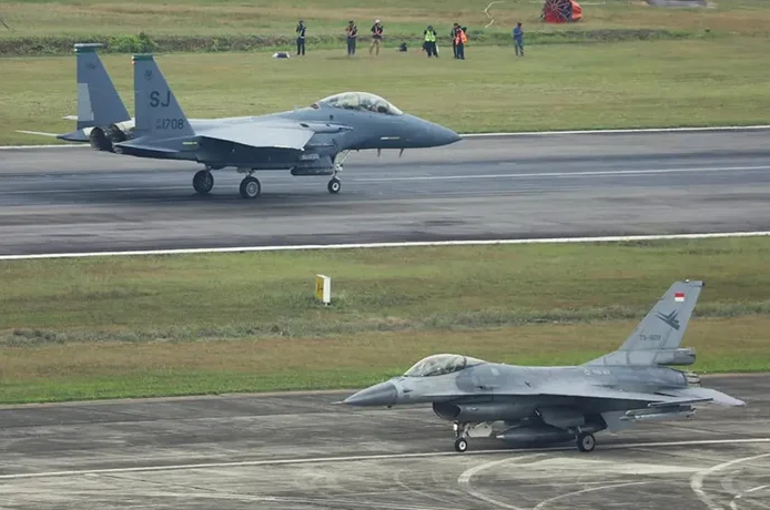 Dogfight F-16 TNI AU Vs F-15 AS.png