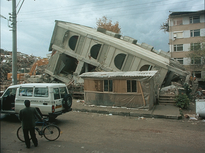 Duzce_1999_earthquake_damage_Bilham_892.jpg