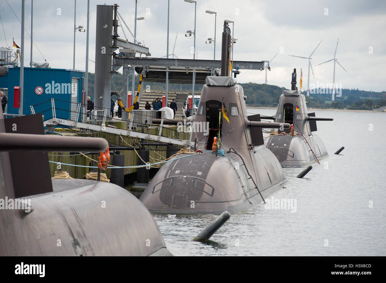eckernforde-germany-10th-oct-2016-submarines-u33-l-r-u34-and-u36-lie-H3X8CD.jpg