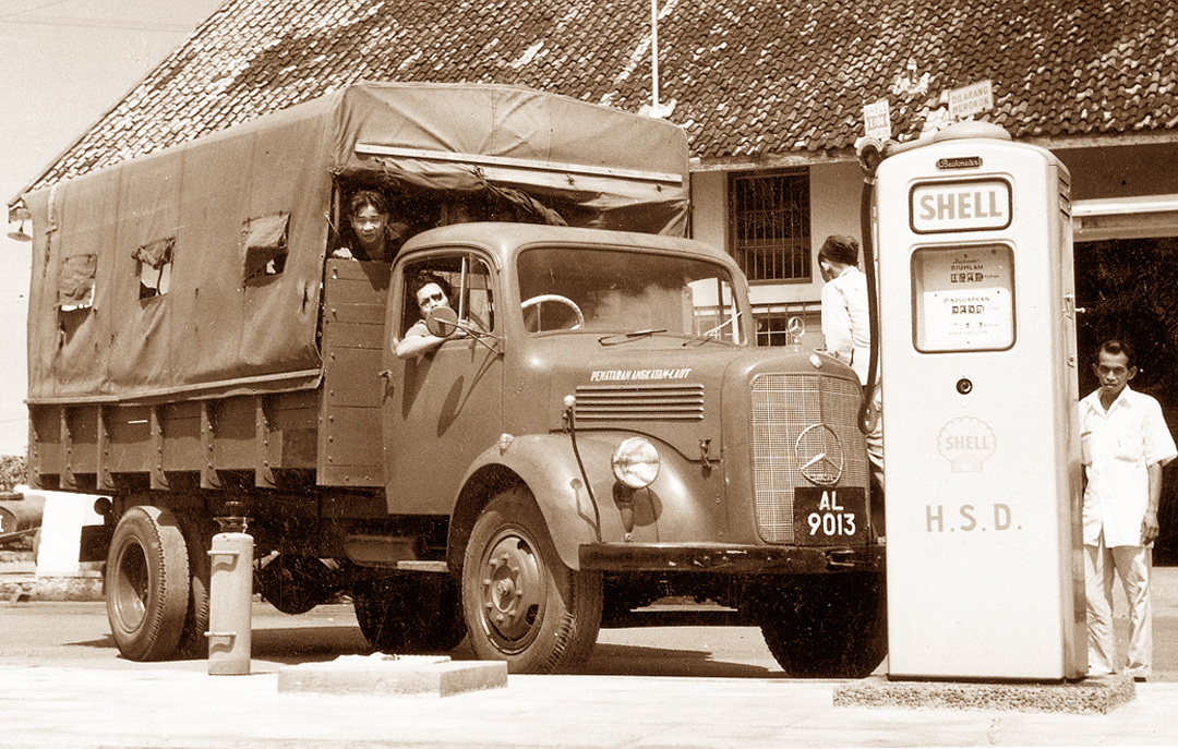 foto-6-truk-mercedes-benz-l-312-diproduksi-tahun-1953-di-sebuah-stasiun-pengisian-bahan-bakar-...jpg
