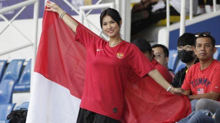 maria-ozawa-alias-miyabi-mengenakan-jersey-timnas-indonesia.jpg