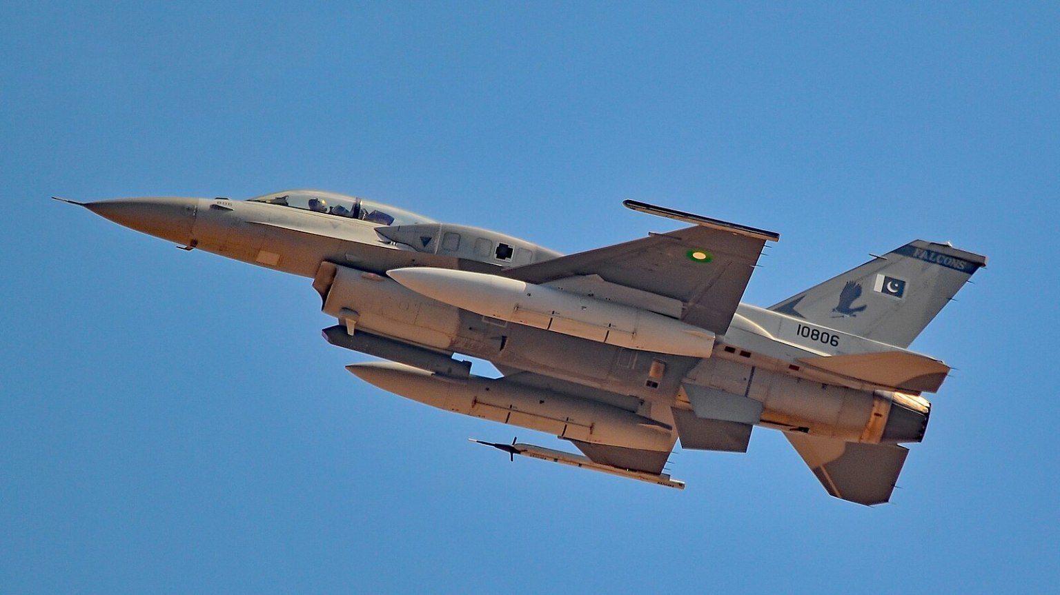 Pakistan-Air-Force-F-16 (2).jpg