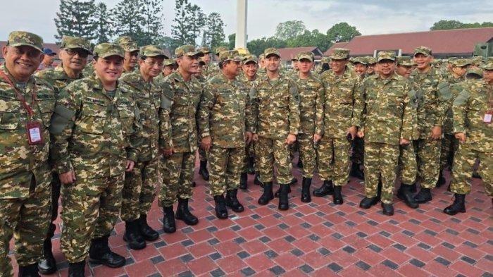 Presiden-Prabowo-Subianto-Wakil-Presiden-Gibran-Rakabuming-kenakan-seragam-Komcad.jpg