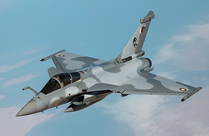 Qatar_Emiri_Air_Force_Rafale_fighter_aircraft_flies_above_after_receiving_fuel_from_a_U.S._Air...jpg