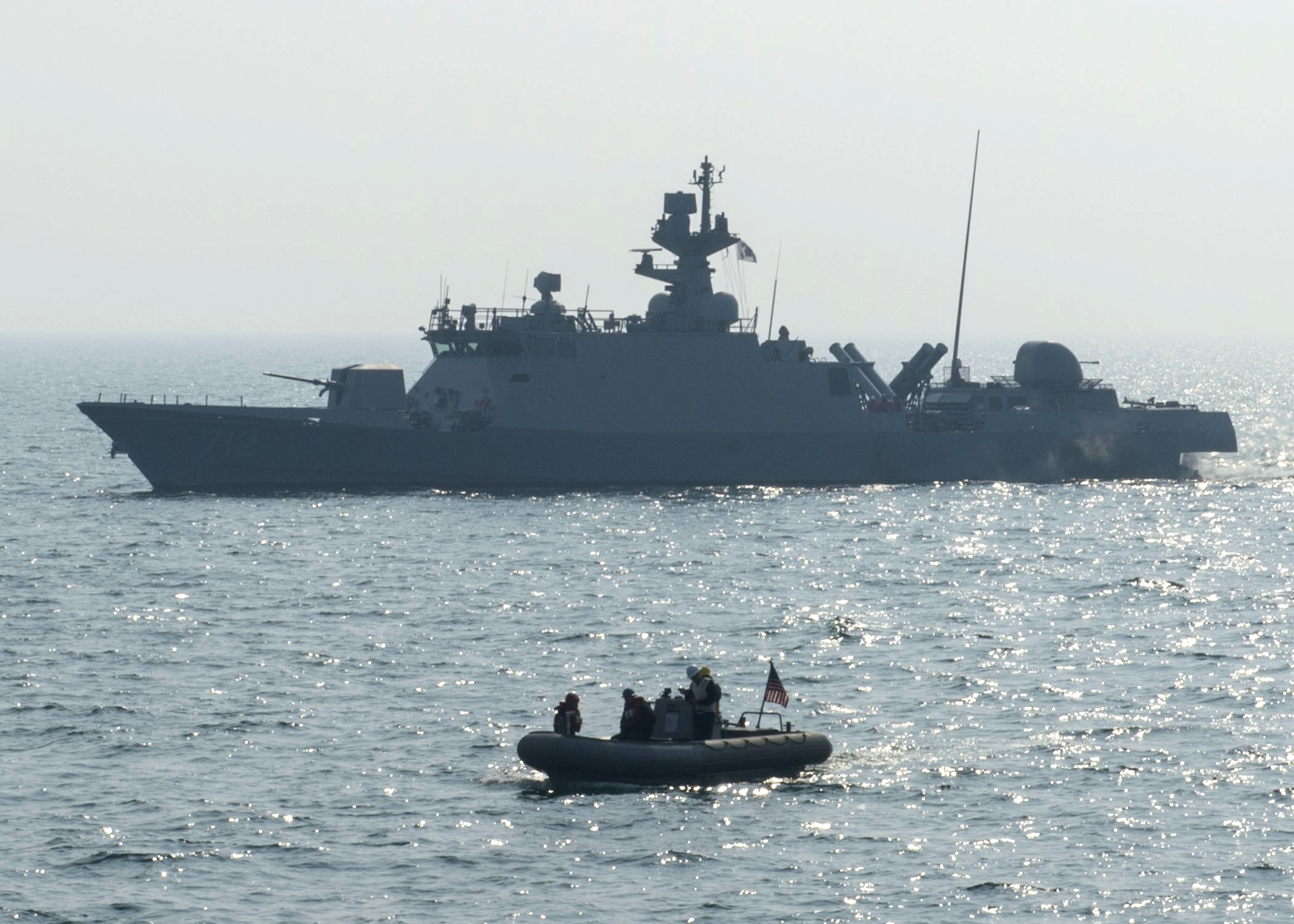 ROKS_Han_Sanggook_(PKG-712)_off_Korea_on_22_March_2016_(160322-N-GW139-328).jpg