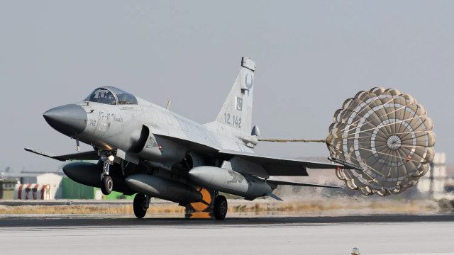 Unexpected-turn-Pakistani-JF-17s-replace-Iraqs-aging-F-16-fleet-1 (2).jpg