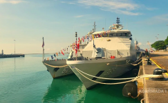 KRI Bung Karno-369 dan KRI Kerambit-627 tiba di Singapura.png