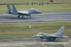 Dogfight F-16 TNI AU Vs F-15 AS.png