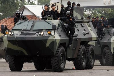 Pindad_APS-2_in_a_parade.jpg