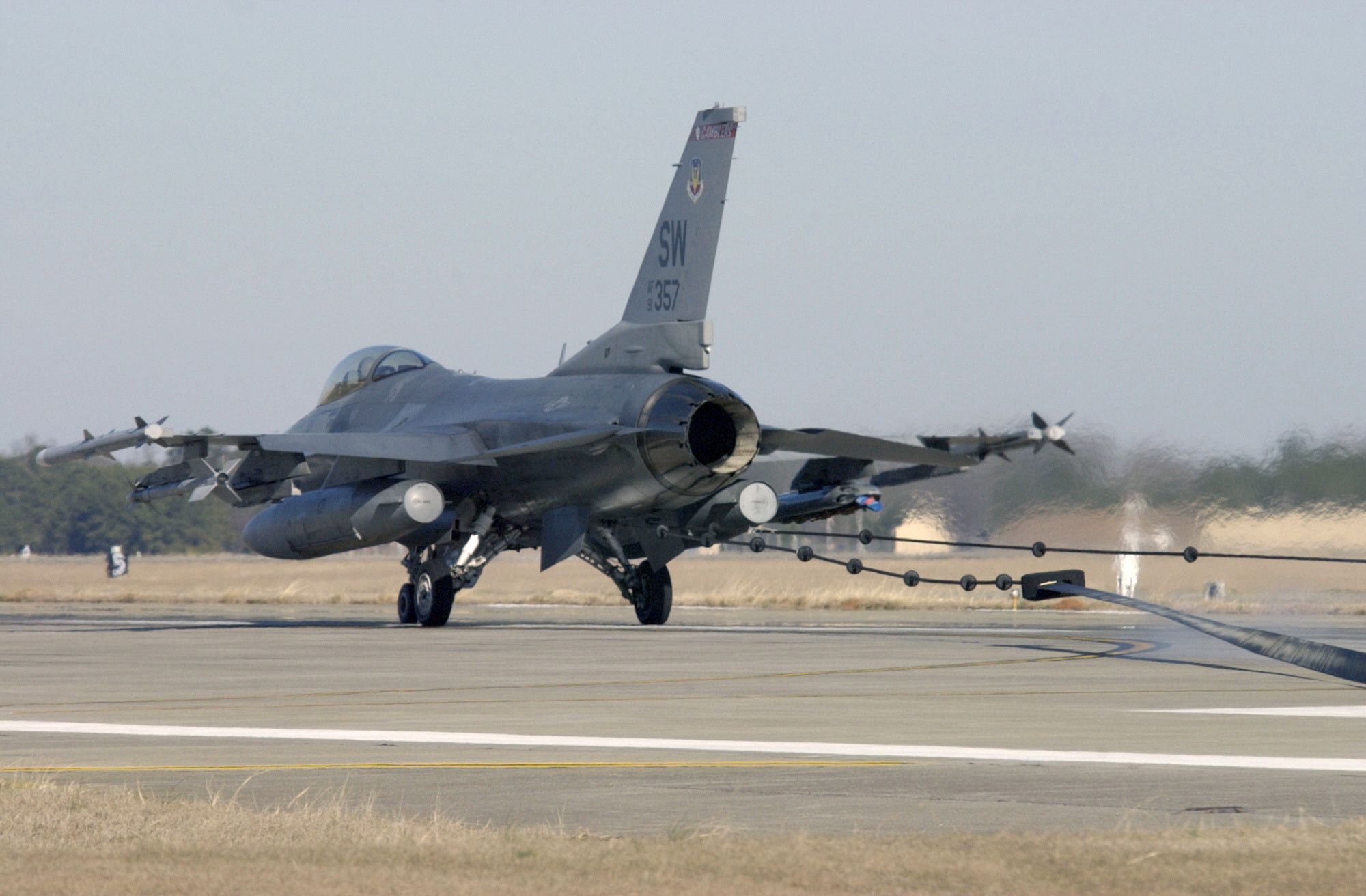 USAF_F-16_hooks_an_arresting_cable.jpg