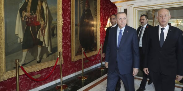 Le président turc Recep Tayyip Erdogan en visite à Tunis, aux côtés de son homologue tunisien Kaïs Saïed, le 25 décembre 2019.