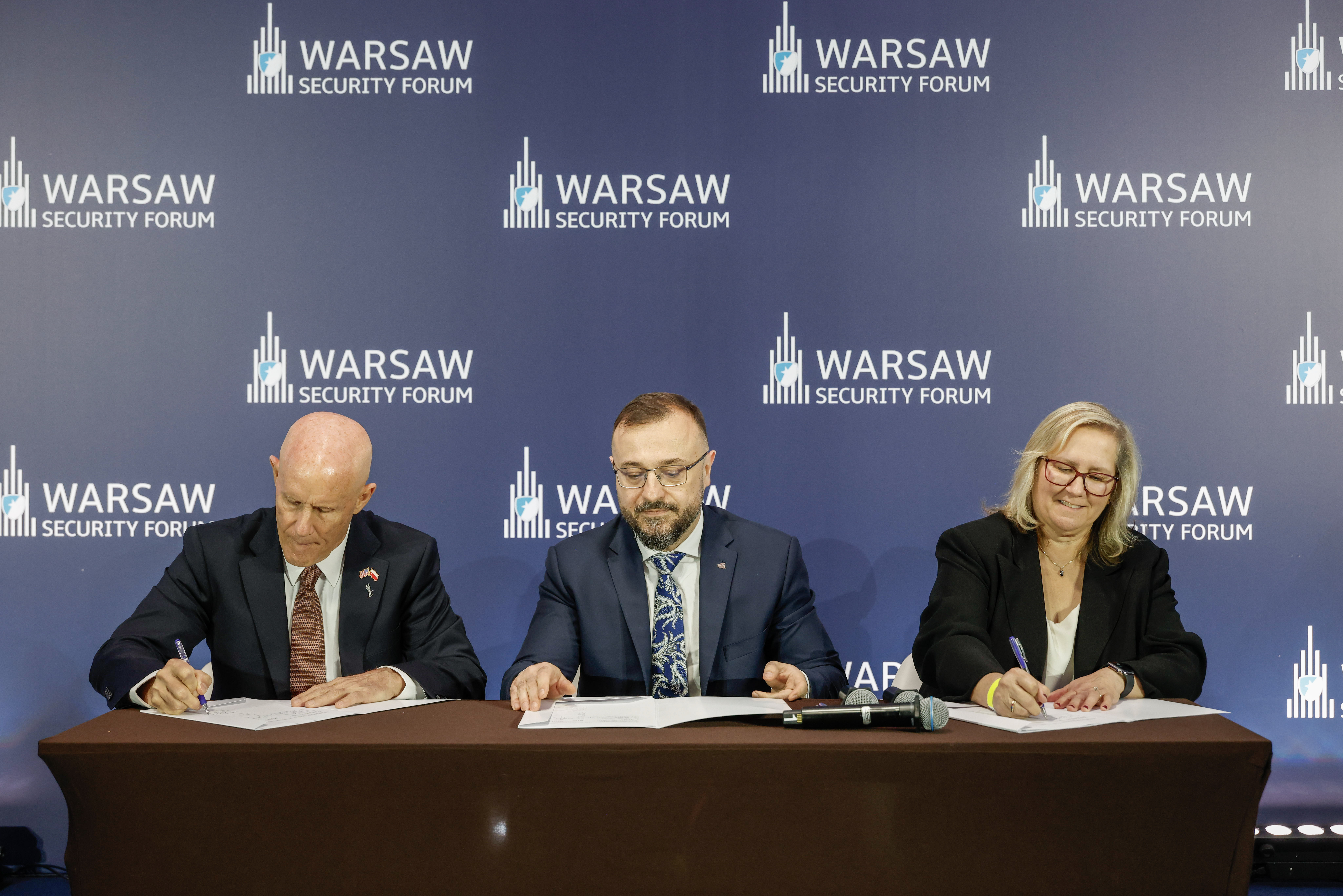 Signing ceremony at teh Warsaw Security Forum