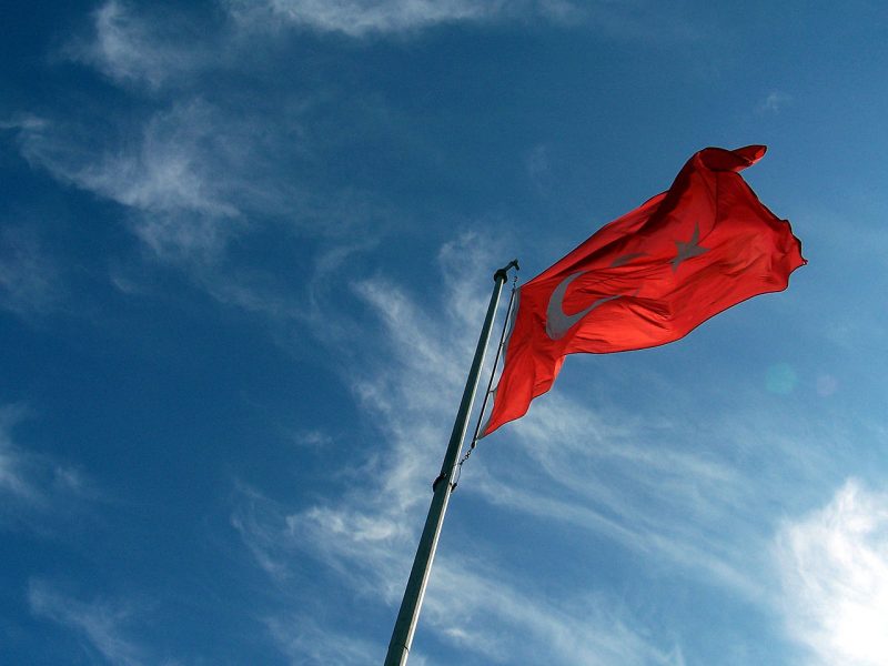 1280px-Turkish_flag_3705-800x600.jpg