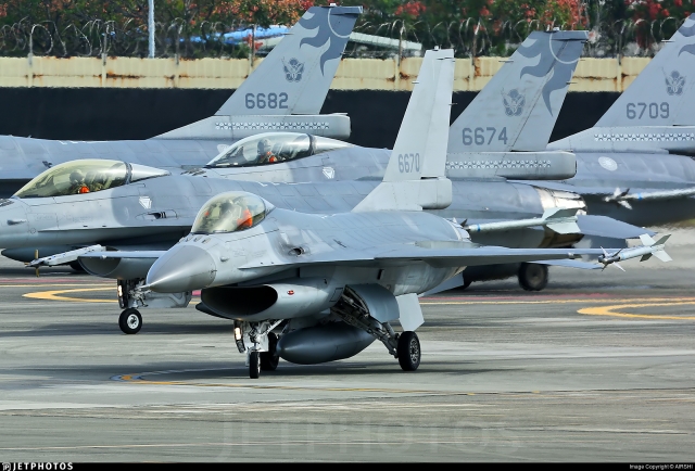 Taiwan_RoCAF_F-16_6670_AIRSHI_640.jpg