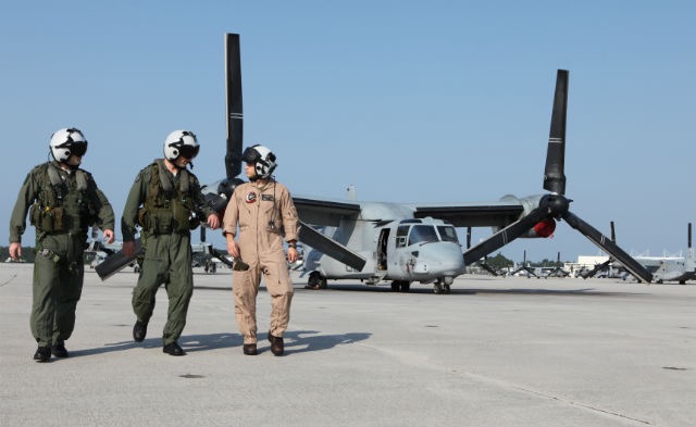 Israeli-pilots-check-out-V-22.jpg