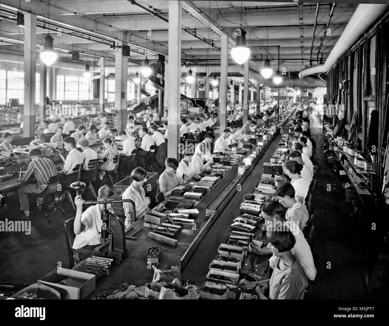 men-and-women-at-factory-work1920sgermany-M5JPT7.jpg