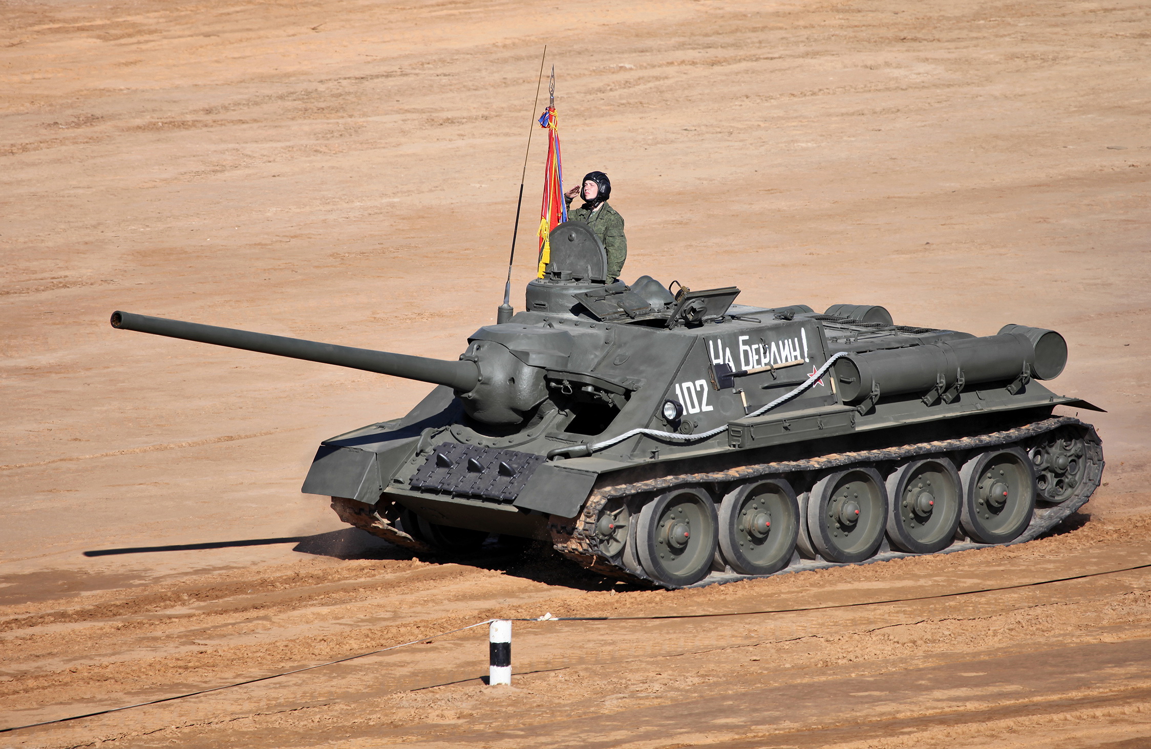 Su-100_-_TankBiathlon2013-07.jpg