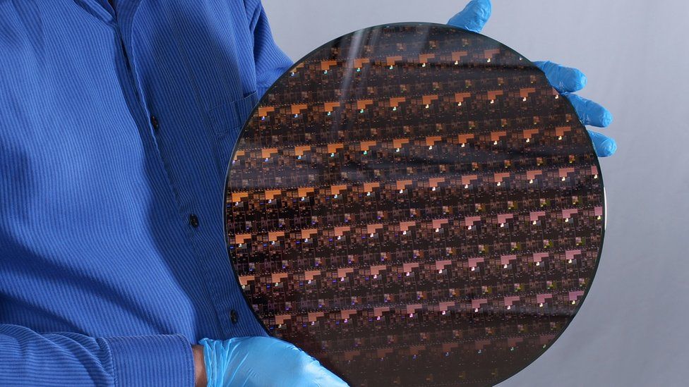 _118391504_ibm_research_2_nm_wafer.jpg