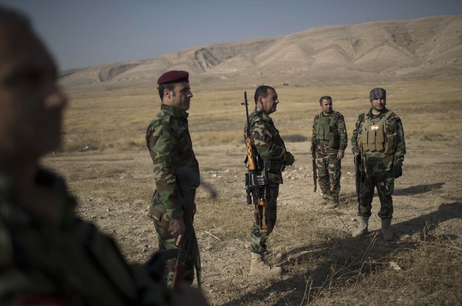 Kurdish Peshmerga fighters gather near a frontline during fighting with Daesh terrorists in Bashiqa, east of Mosul, Iraq, Nov. 8, 2016. (AP File Photo)