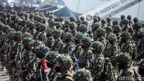 Pasukan TNI AL menggelar Geladi Tugas Tempur TK-3 (L-3) Koarmada I di JICT II, Tanjung Priok, Jakarta, Senin (20/7/2020). Geladi tersebut merupakan persiapan jelang latihan tempur di Dabo Singkep.