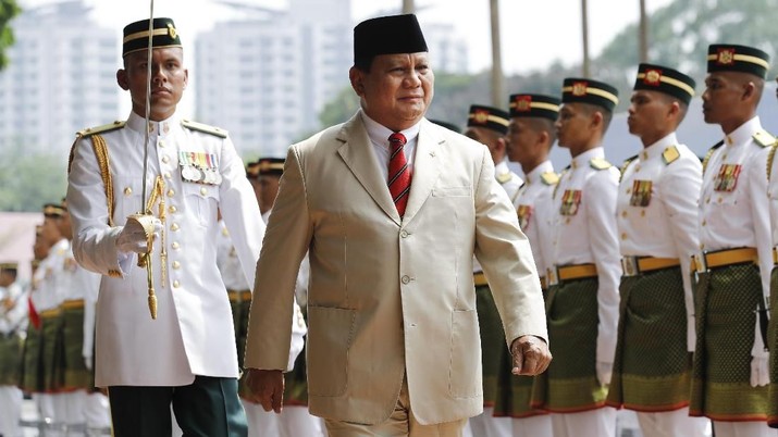Indonesian Defense Minister Prabowo Subianto, front right, salutes near Malaysian counterpart Mohamad Sabu, second left, as he inspects honor guard at Malaysia Defense Ministry in Kuala Lumpur, Thursday, Nov. 14, 2019. (AP Photo/Vincent Thian)