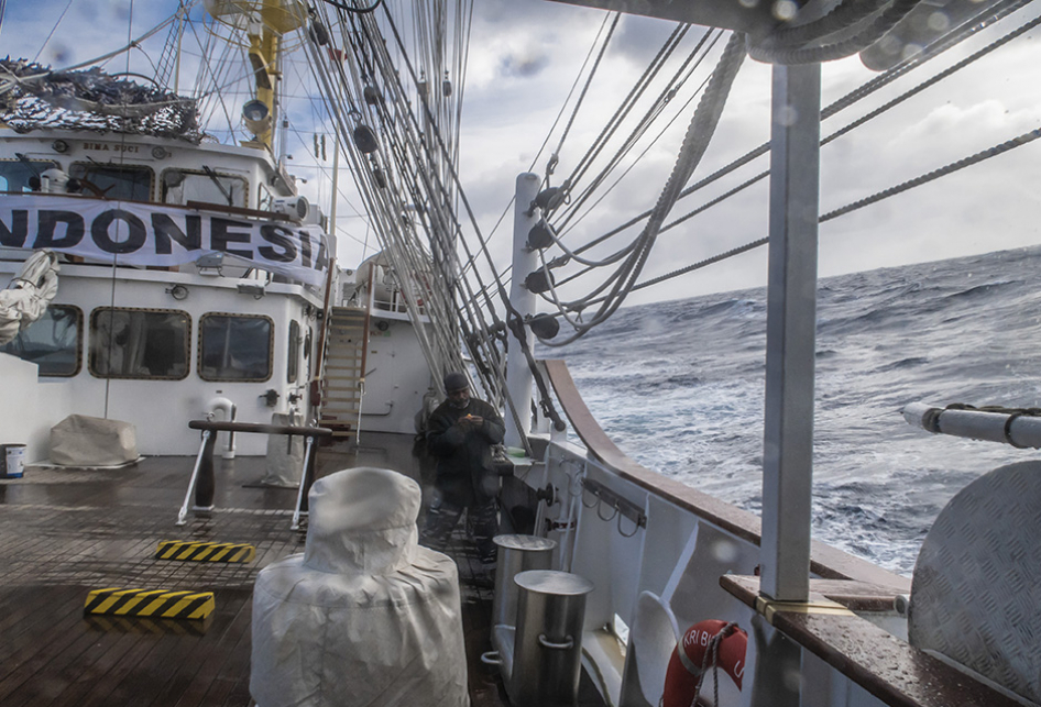 p_1629980369c53-cuaca-buruk-pelayaran-kri-bima-suci.jpg