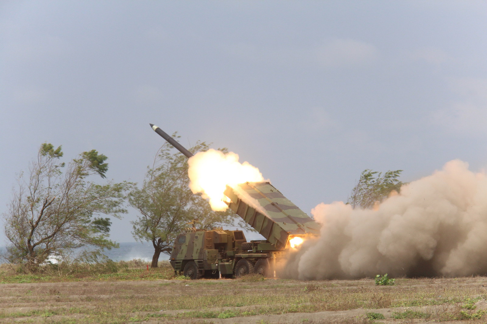 Yonarmed%201%20Kostrad%20Hujani%20Lautan%20Ambal%20dengan%20Roket.jpg