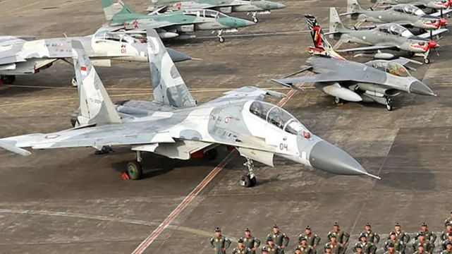 Indonesia-put-the-F-16-and-Su-30-side-by-side-Su-30-is-twice-as-big-1.jpg