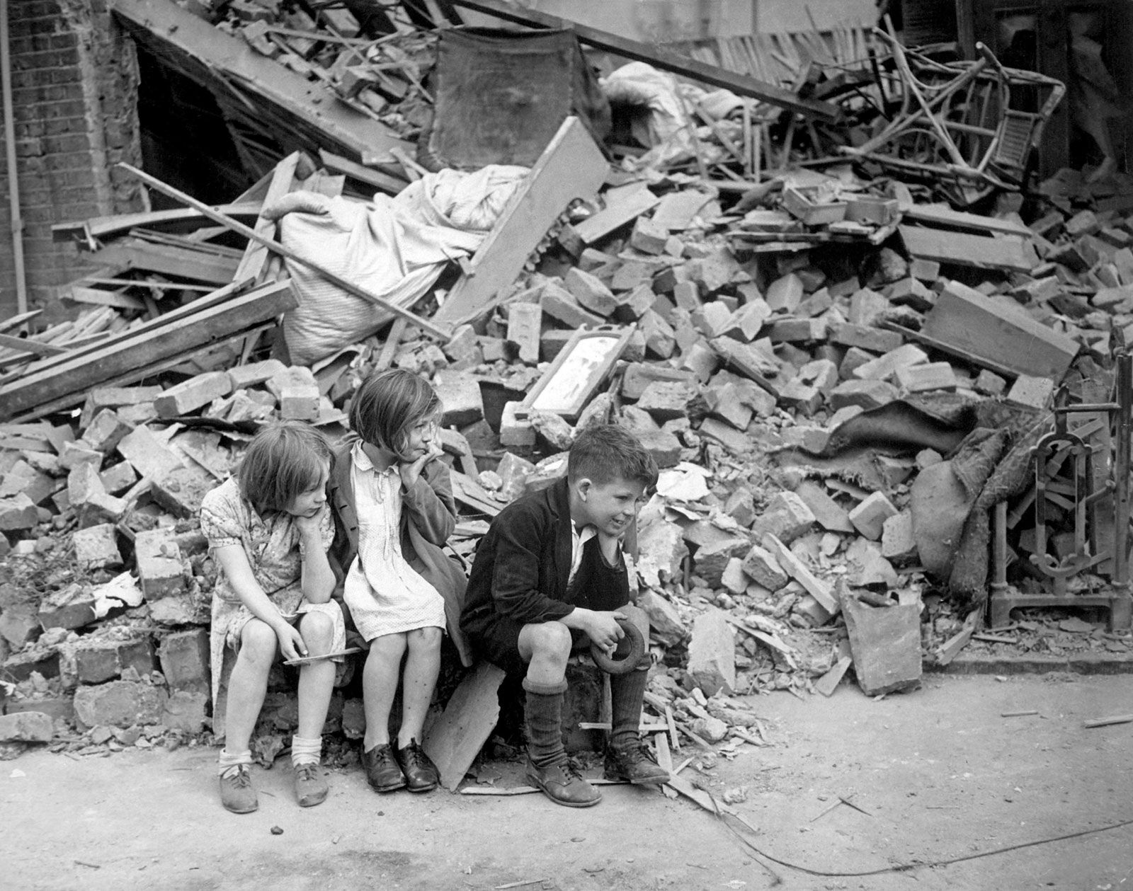 Children-remains-home-London-suburbs-1940.jpg