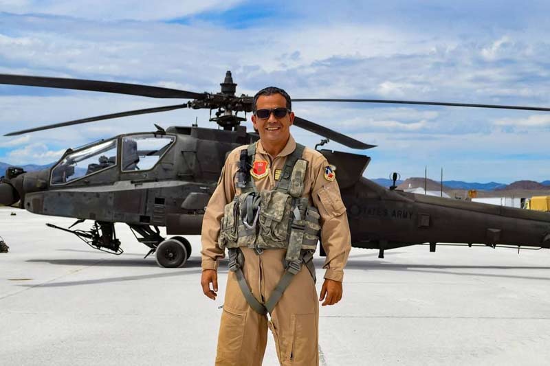 Colonel-Khaled-Sami-le-premier-Marocain-a-avoir-pilote-un-Apache-1.jpg