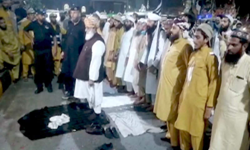 JUI-F chief Maulana Fazlur Rehman leads prayers during their journey to Gujranwala. — DawnNewsTV