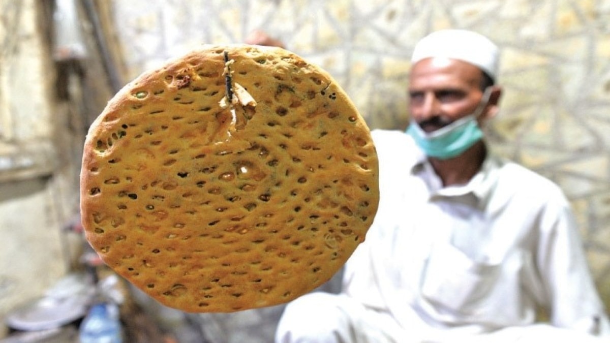 Aurangzaib pulls a naan out of the tandoor | Photos by Murtaza Ali