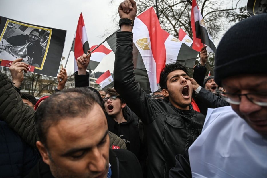 People protest outside the Egyptian consulate in Istanbul on 2 March 2019 [OZAN KOSE/AFP/Getty Images]