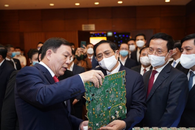 Thiếu tướng Lê Đăng Dũng giới thiệu bản mạch 5G do Viettel phát triển với Thủ tướng Phạm Minh Chính. Ảnh: Viettel
