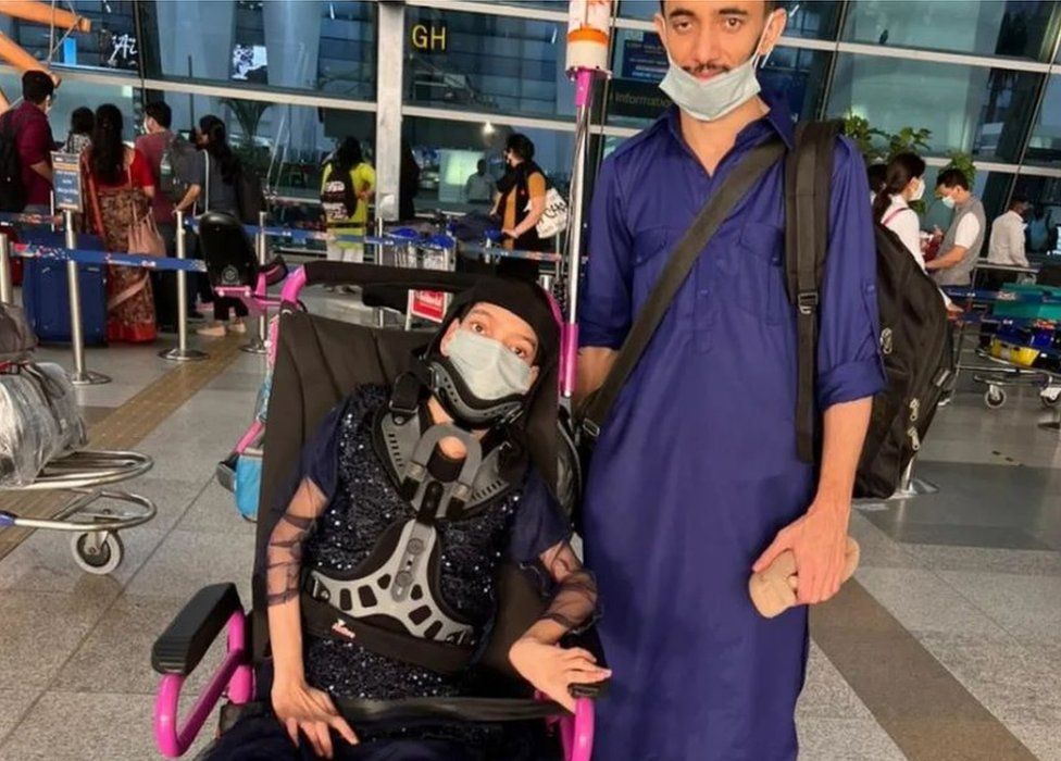 Afsheen Gul seen at the Delhi airport with her brother Yaqoob
