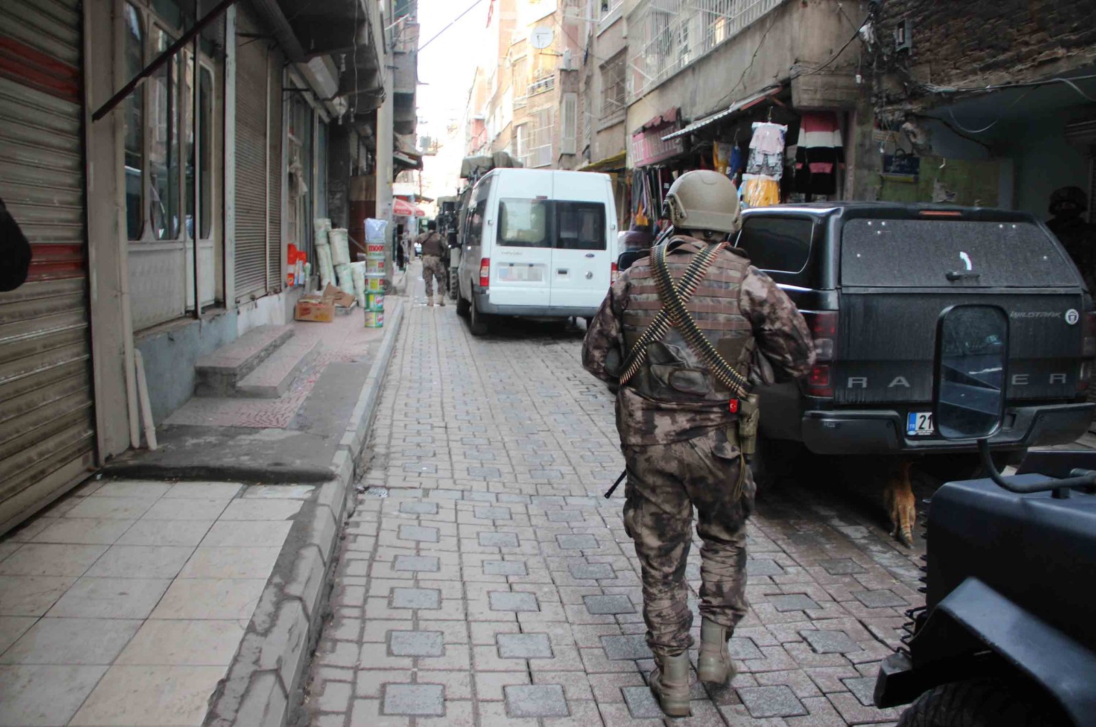 A counterterrorism officer takes part in an operation in Diyarbakır, Turkey, in this undated photo. (DHA File Photo)