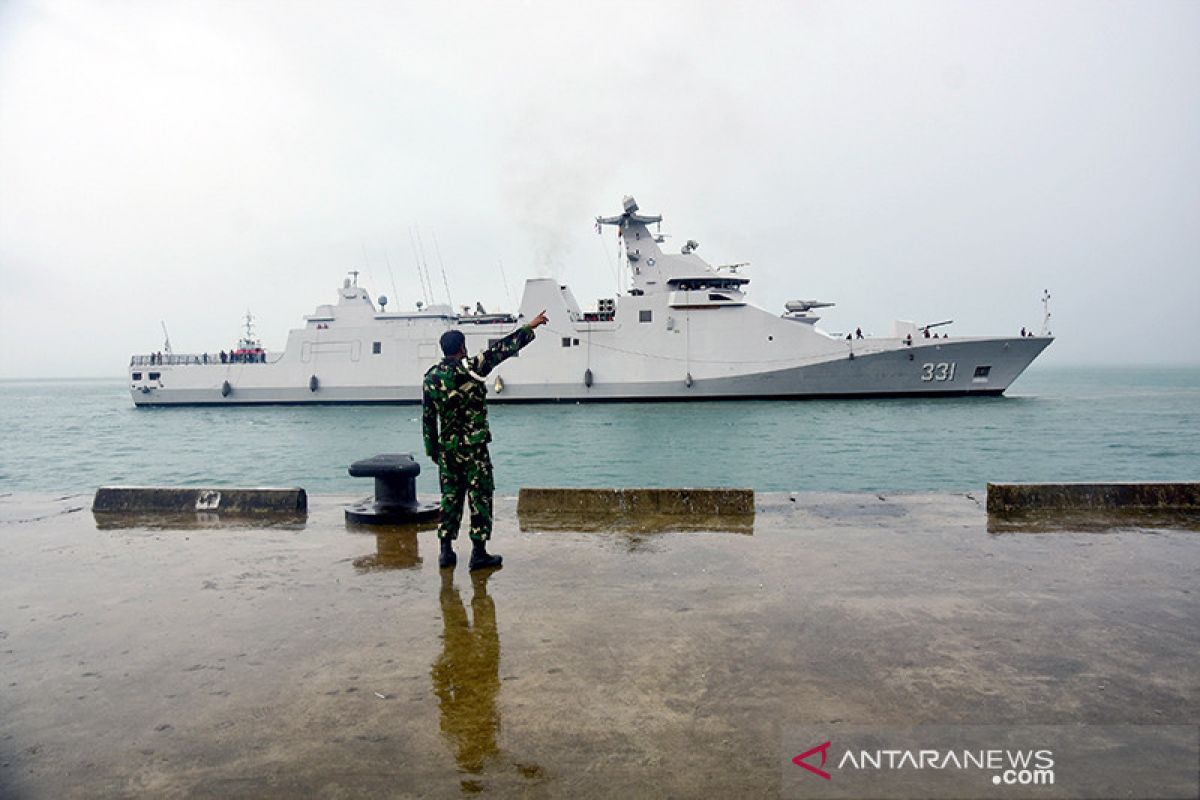 seorang-prajurit-tni-al-mengarahkan-saat-kri-raden-eddy-mart-40.jpg