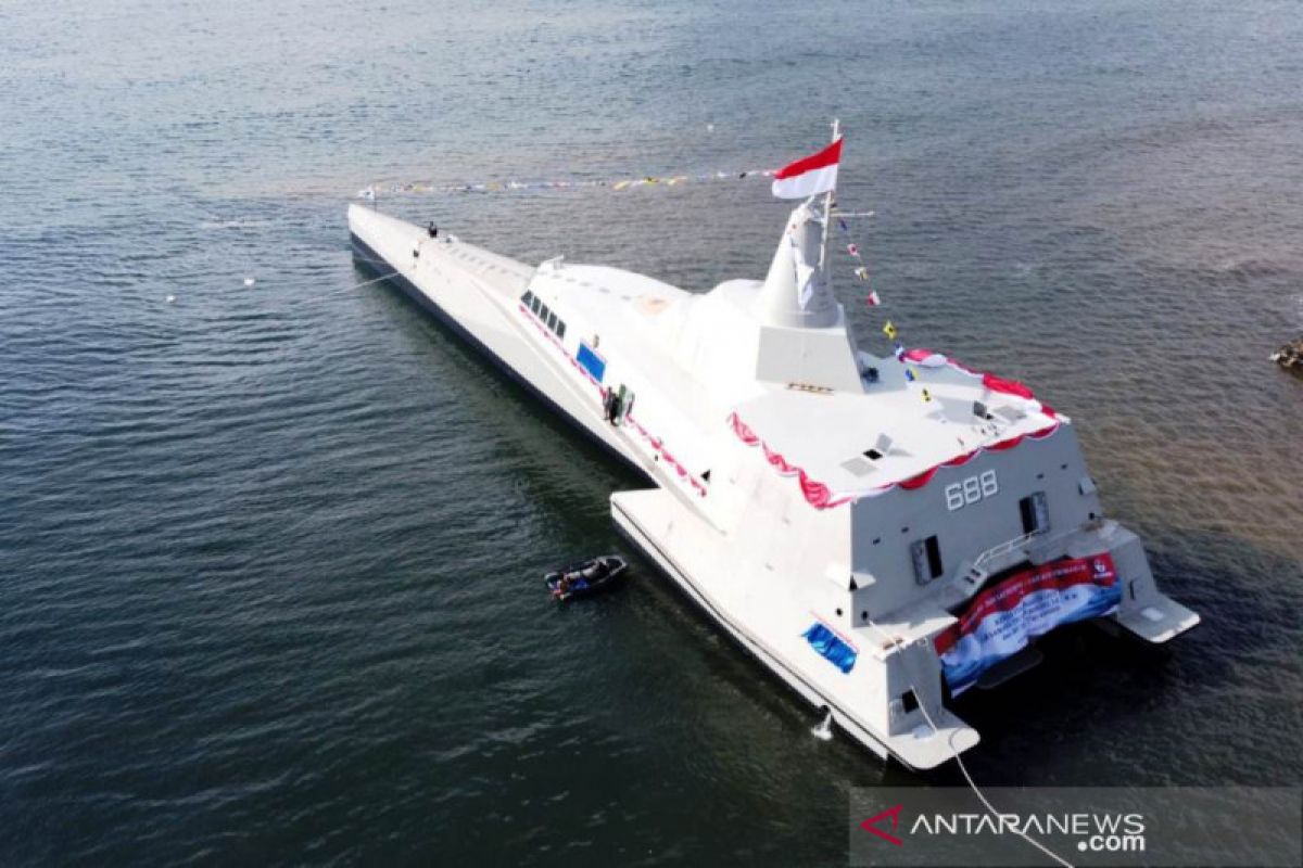 peluncuran-kri-golok-688-di-galangan-kapal-pt-lundin-industr-51.jpeg