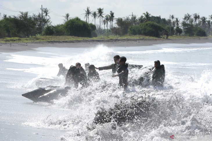 antarafoto-marinir-indonesia-amerika-latihan-tembus-gelombang-110621-bcs-7.jpg