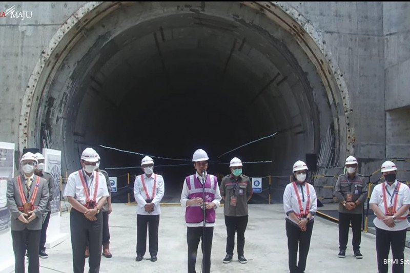 Jokowi visits Jakarta-Bandung high-speed rail project sites