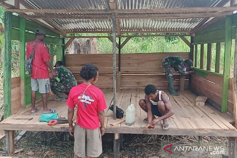 Soldiers, villagers near Indonesia-PNG border build patrol post