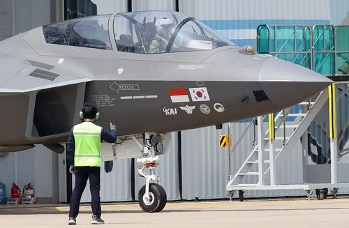 A prototype of the KF-21 fighter jet under development bearing the flags of South Korea and Indonesia moves out of a hangar at the headquarters of Korea Aerospace Industries Ltd. in Sacheon, 437 kilometers south of Seoul, on May 9, 2023. (Pool photo) (Yonhap)