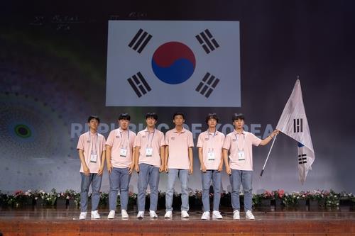 This picture captured from the website of the International Mathematical Olympiad 2022 on July 15, 2022, shows the South Korean delegation on the podium. (PHOTO NOT FOR SALE) (Yonhap) 