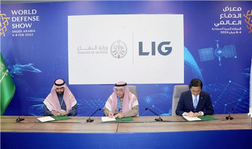 Lee Hyun-soo (R), head of LIG Nex1's overseas business division, signs a US$3.2 billion deal to export mid-range surface-air-to missiles to Saudi Arabia with Khalid bin Hussein Al-Bayari, the Saudi assistant defense minister for executive affairs (C), and Mohammed bin Saleh Al-Athel, the deputy governor of the Saudi General Authority for Military Industries, during a ceremony held on the sidelines of the World Defense Show held in Riyadh on Feb. 6, 2024, in this photo provided by the South Korean defense ministry. (PHOTO NOT FOR SALE) (Yonhap)