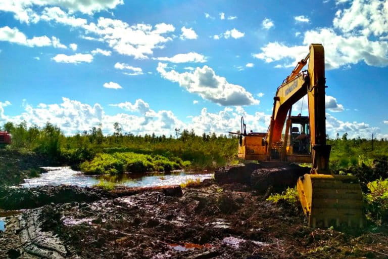 An excavator at work on the canal in Pulang Pisau. Photo by Indra Nugraha for Mongabay.